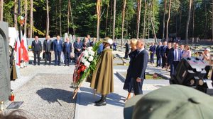 Prezydent Andrzej Duda wraz z małżonką składa kwiaty na cmentarzu wojennym w Jagielle