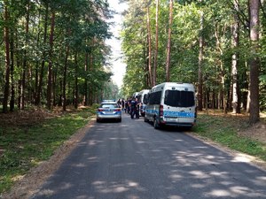 Policjanci zabezpieczają uroczystości na cmentarzu wojennym w Jagielle z udziałem Prezydenta Andrzeja Dudy