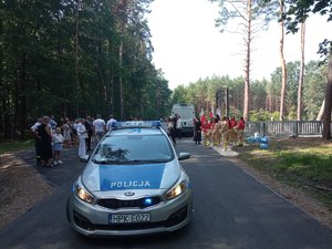 Policjanci zabezpieczają uroczystości na cmentarzu wojennym w Jagielle z udziałem Prezydenta Andrzeja Dudy