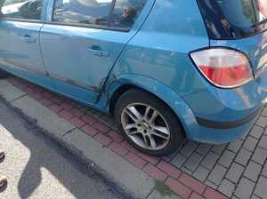 Uszkodzony pojazd Opel, który brał udział w zdarzeniu drogowym