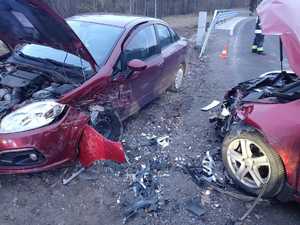 Uszkodzone dwa pojazdy, które brały udział w wypadku drogowym w Łopuszce Wielkiej