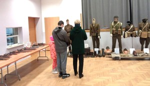 Uczestnicy wystawy oglądają wyposażenie oraz umundurowanie wojska polskiego