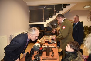 Uczestnicy wystawy oglądaj ekspozycję wyposażenie i umundurowania żołnierza polskiego