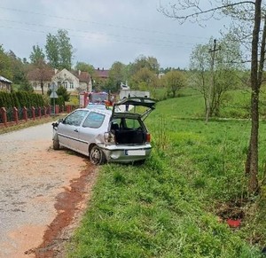 Miejsce zdarzenia drogowego uszkodzony pojazd VW Polo