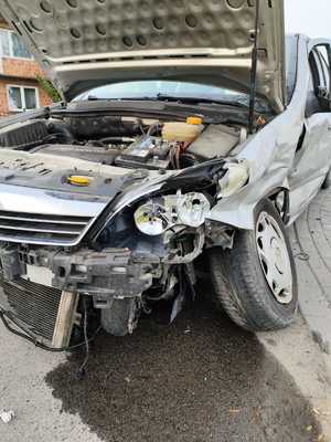 Uszkodzony opel, który brał udział w zdarzeniu drogowym