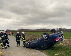 Miejsce zdarzenia drogowego straż pożarna, policja oraz samochód marki Mazda