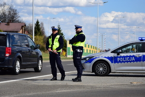 Policjanci podczas kontroli drogowej