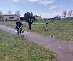 Jazd na rowerze po miasteczku ruchu drogowego