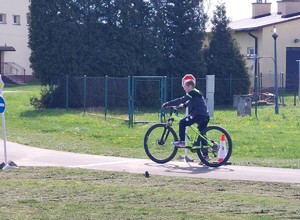 Jazd na rowerze po miasteczku ruchu drogowego