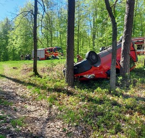 Zdjęcie pojazdu Renault Trafic który uderzył w drzewo i lezy na dachu