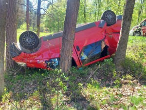 Zdjęcie pojazdu Renault Trafic który uderzył w drzewo i lezy na dachu