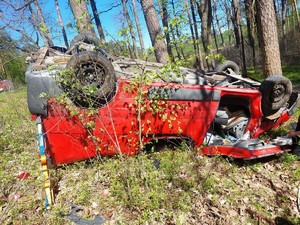 Zdjęcie pojazdu Renault Trafic który uderzył w drzewo i lezy na dachu