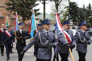 Poczet sztandarowy Policji podczas przemarszu do kościoła