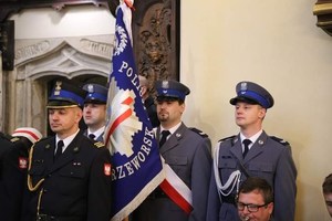 Poczet sztandarowy Policji w podczas uroczystości kościelnych