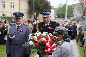 Komendant Powiatowy Policji składa kwiaty pod pomnikiem