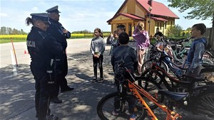 Policjanci prowadzą prelekcję z dziećmi przed egzaminem na kartę rowerową