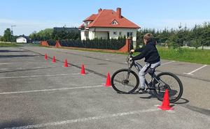 Policjanci przeprowadzają egzamin praktyczny dla dzieci zdające na kartę rowerową