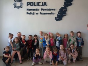 Wspólne zdjęcie dzieci na tle napisu Policja KPP Przeworsk