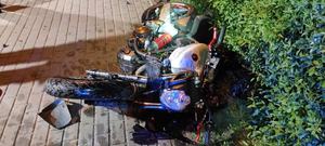 Miejsce zdarzenia drogowego i leżący na jezdni  motocykl