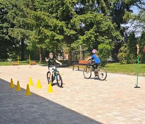 Dzieci podczas praktycznego egzaminu na kartę rowerową