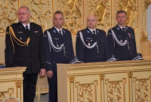 I Zastępca Komendanta Wojewódzkiego Policji  w Rzeszowie  oraz Komendant Pointowy Policji w Przeworsku podczas uroczystości kościelnych