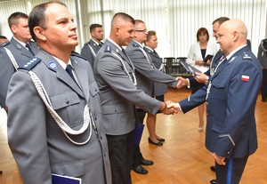 I Zastępca Komendanta Wojewódzkiego Policji w Rzeszowie oraz Komendant Powiatowy Policji w Przeworsku wręczają akty mianowani na wyższe stopnie