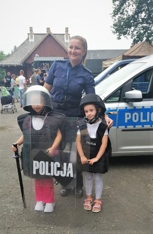 Wspólne zdjęcie policjantki z dwoma dziewczynkami