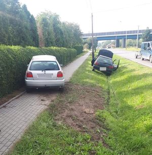 Miejsce zdarzenia drogowego pojazdy marki peugeot i volkswagen