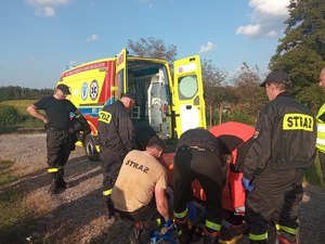 Odnaleziony mężczyzna w lesie w Grzęsce, przekazany załodze karetki pogotowia