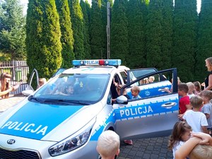 Spotkanie policjanta z dziećmi w ramach prowadzonych działań &quot;Bezpieczeństwo pierwsza klasa&quot;