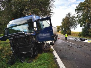 Uszkodzona ciężarówka na miejscu wypadku drogowego w Gwizdaju