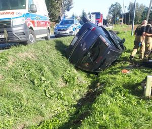 samochód opel meriva w rowie oraz straż pożarna ,policja i karateka pogotowia