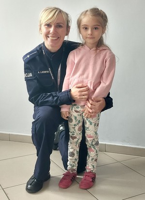 Zdjęcie policjantki z dziewczynką