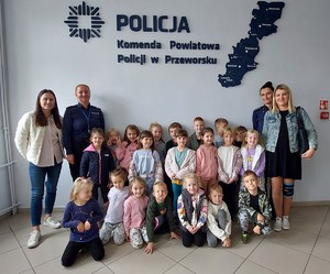 Wspólne zdjęcie policjantów z przedszkolakami