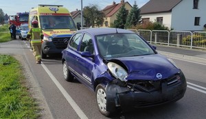 Miejsce zdarzenia drogowego Gniewczyna Łańcucka na drodze pojazd marki NIssan, karetka pogotowia, straż pożarna  oraz policja.