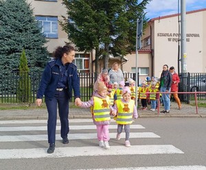 Przechodzenie przez drogę wspólnie z policjantem