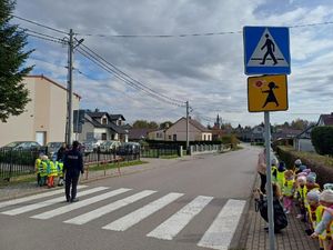 Przechodzenie przez drogę wspólnie z policjantem