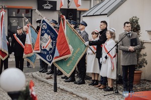 Poczet sztandarowy na placu podczas składania wieńców