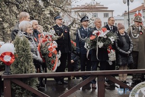 Zastępca Komendanta Powiatowego Policji w Przeworsku podczas składania wieńca