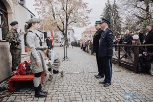 Zastępca Komendanta Powiatowego Policji w Przeworsku podczas składania wieńca