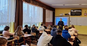 Policjant podczas prelekcji z uczniami