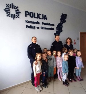 Wspólne zdjęcie policjantów z dziećmi