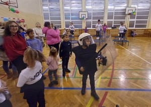 Dzieci przymierzają sprzęt będący na wyposażeniu policjantów