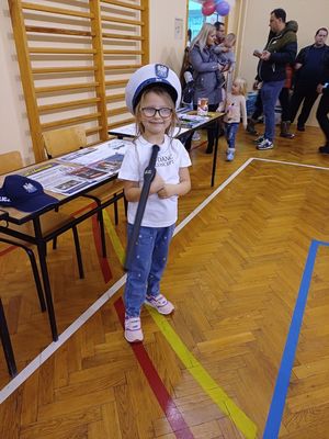 dzieci przymierzają sprzęt będący na wyposażeniu policjantów