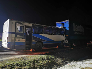 Autobus wjechał na tył pojazdu ciężarowego