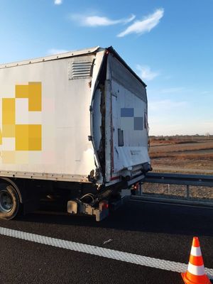 Uszkodzenia pojazdu cięzarowego marki Mercedes