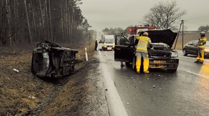 Pojazd marki fiat punto i land rover z uszkodzeniami