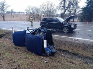 Pojazd marki fiat punto i land rover z uszkodzeniami