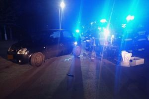 Miejsce zdarzenia drogowego pojazd marki Opel, motocykl i straż pożarna