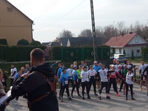 Rozgrzewka na mecie uczestników biegu